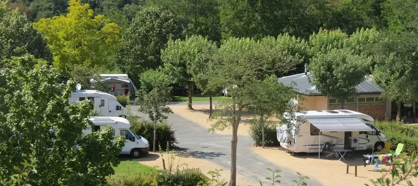  Camping Municipal du Lac - Hôtels à Montluçon